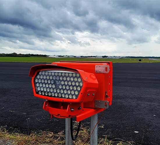 FTS 812(L)跑道末端標識燈是一種基於LED的REIL照明係統，用於FAA機場